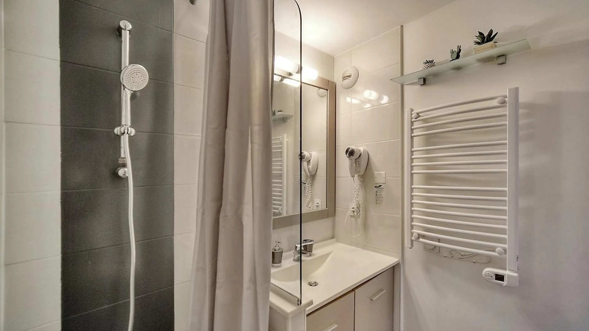 Agreable 2 Pieces Avec Piscine A1B235 Apartment Cannes